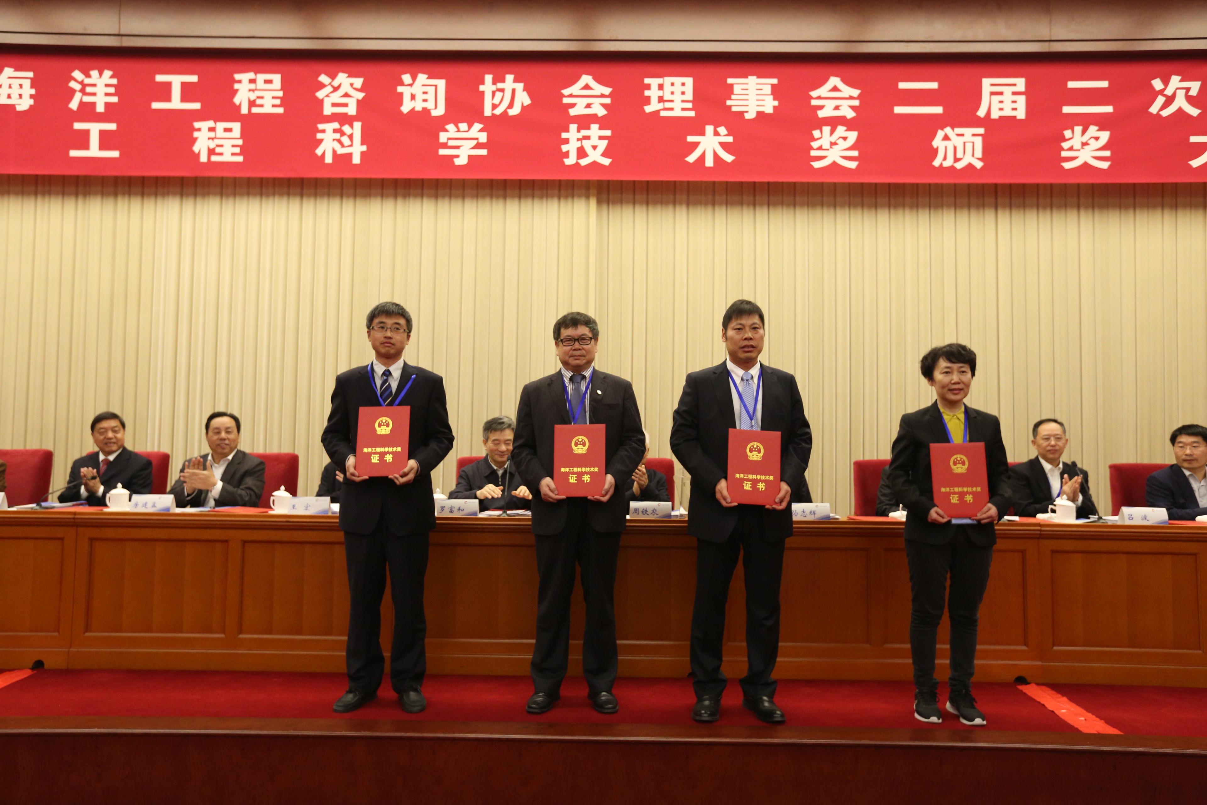 一等奖获奖代表上台领奖